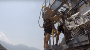 Ultimo Sprung von der Bungy Jump Anlage im Verzascatal | Trekking Team AG