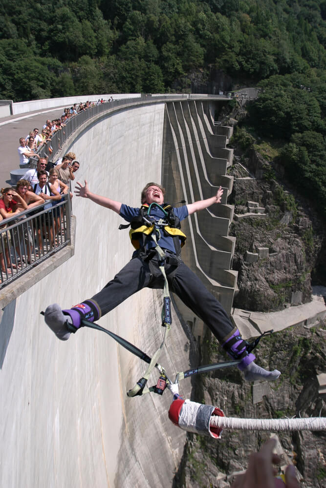 007 Rückwärts Sprung von der Bungy Jump Anlage im Verzascatal | Trekking Team AG