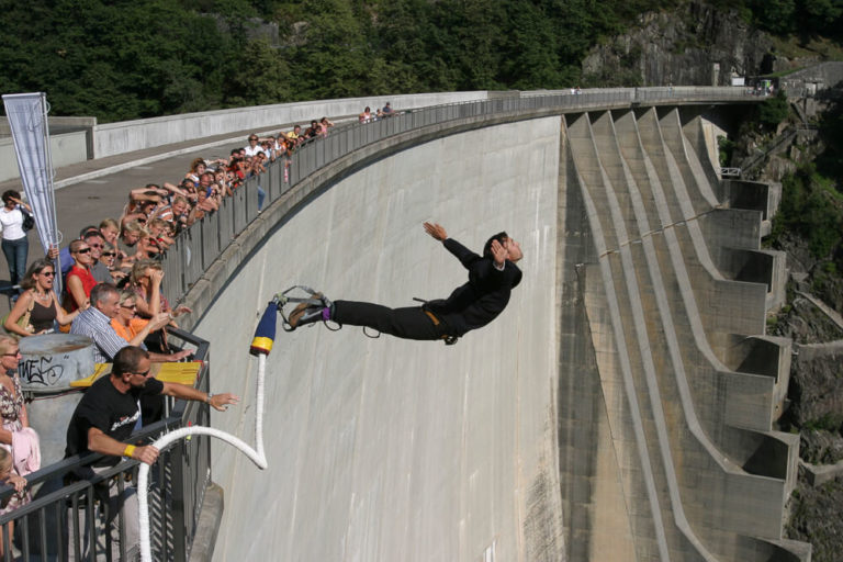 Weltberühmter 007 Bungy Jump vom Verzasca Staudamm • Trekking Team AG