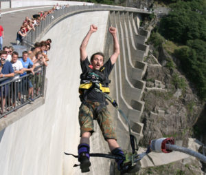 007 Rückwärts Sprung von der Bungy Jump Anlage im Verzascatal | Trekking Team AG