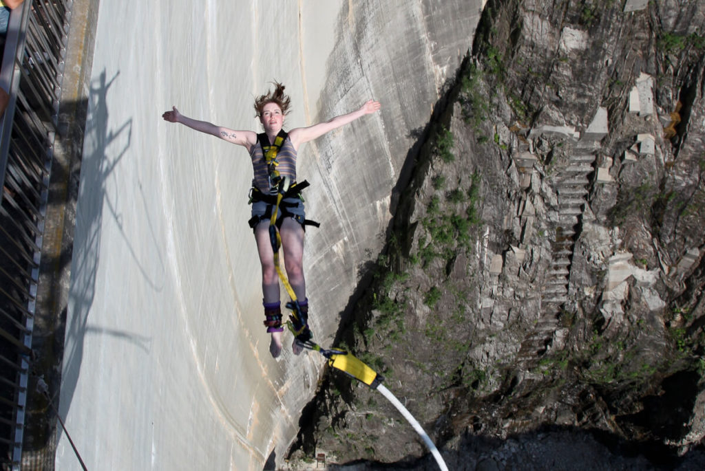 007 Rückwärts Sprung von der Bungy Jump Anlage im Verzascatal | Trekking Team AG