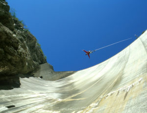 007 Rückwärts Sprung von der Bungy Jump Anlage im Verzascatal | Trekking Team AG