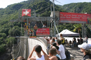 007 Rückwärts Sprung von der Bungy Jump Anlage im Verzascatal | Trekking Team AG