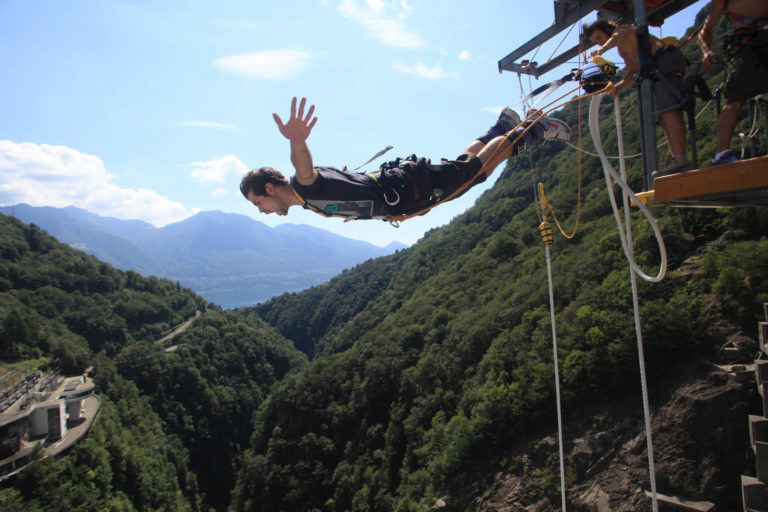 Weltberühmter 007 Bungy Jump vom Verzasca Staudamm