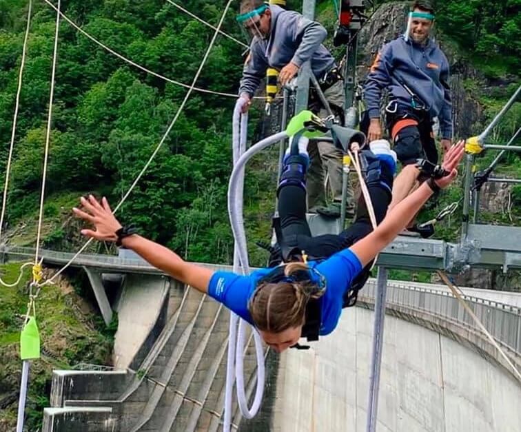 Corinne Suter beim 007 bungy jump