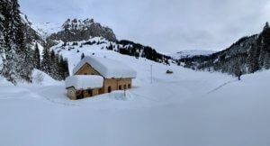 Berghaus Pragelblick versinkt im Schnee